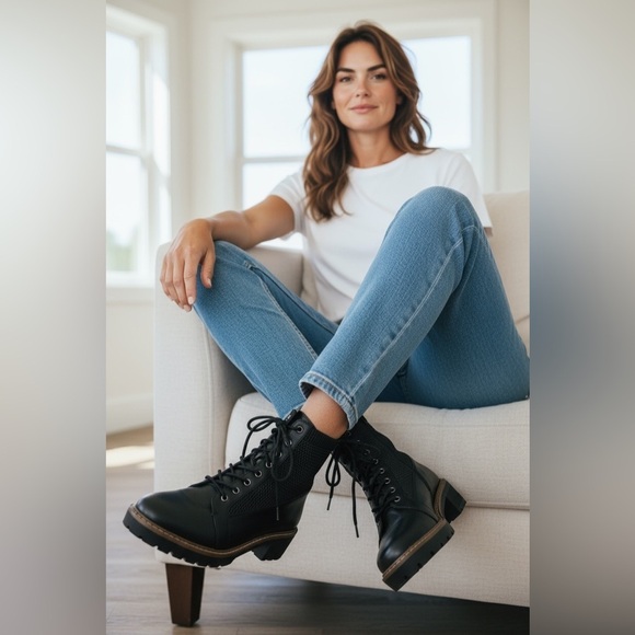 Alex Marie Shoes - Alex Marie Avelli Leather Lace Up Combat Booties Lugsole Block‎ Heel Size 6